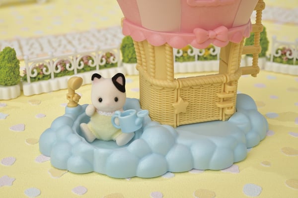 Sylvanian Families Baby Ballon Legehus med figur