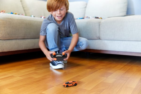 Hot Wheels fjernstyret Lamborghini Revuelto i størrelsesforholdet 1:64, batteridrevet fjernbetjening og genopladelig bil