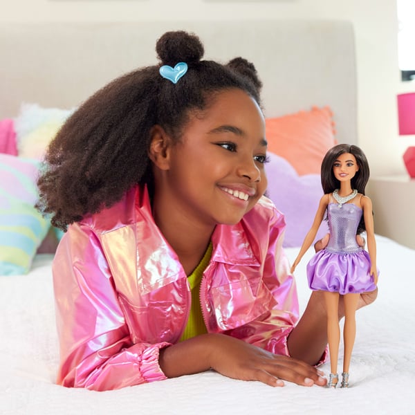 Barbie Fashionistas -dukke nr. 234 i pailletbesat lilla kjole og sølvtilbehør, brunt hår