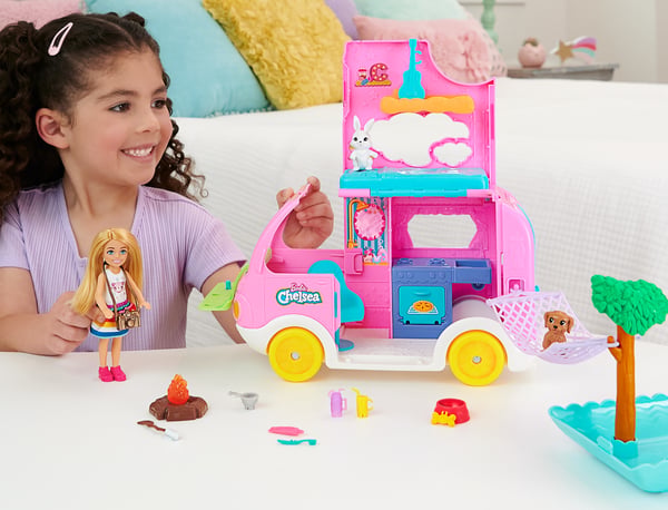 Barbie Chelsea 2 i 1-autocamper og lille -dukke, 2 kæledyr og 15 stk. tilbehør
