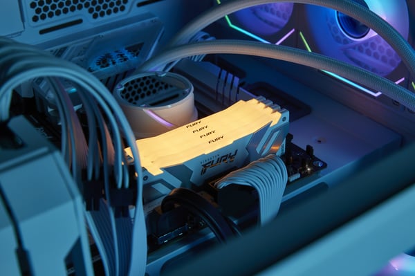 Kingston Technology FURY 64 GB 6400 MT/s DDR5 CL32 DIMM (sæt med 2) Renegade RGB, hvid XMP