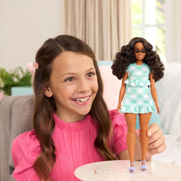 Barbie Fashionistas -docka nr 240 i grönrutig klänning och solglasögon, vågigt mörkbrunt hår