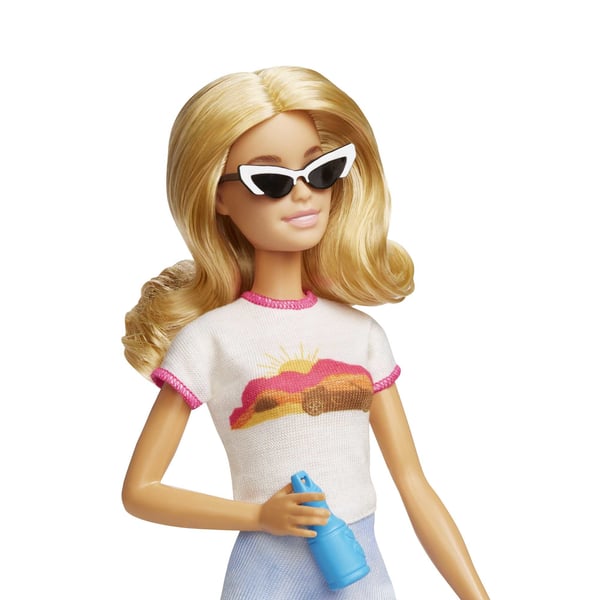 Barbie Dreamhouse Adventures Barbie-dukke og tilbehør, "Malibu" rejsesæt med hundehvalp og over 10 dele inklusive funktionel kuffert