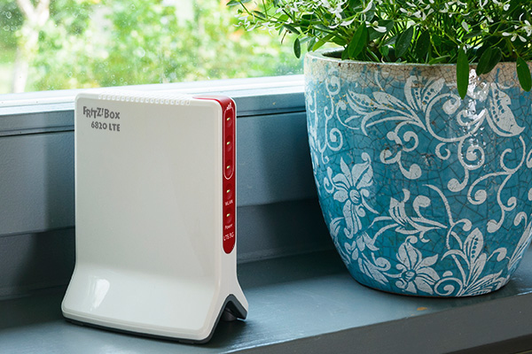 Box FRITZ! 6820 LTE (v3) INT trådløs router Gigabit Ethernet Enkelt band (2,4 GHz) 4G Rød, Hvid