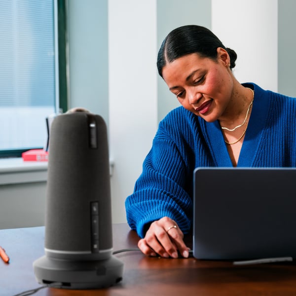 Owl Labs Meeting Owl 5 Pro — 360-graders 4K smart videokonferencekamera, mikrofon og højttaler (automatisk højttalerfokus, BYOD med ét kabel, native HDMI og Ethernet)