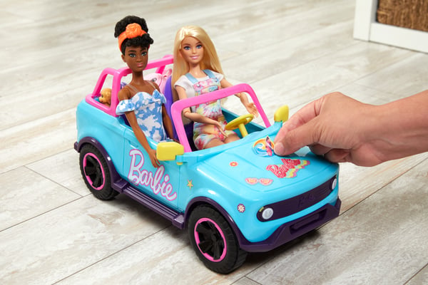 Hot Wheels Kauko-ohjattava Barbie -katumaasturi ja tarroja, paristoilla toimiva leluauto, johon mahtuu 2 Barbie-nukkea