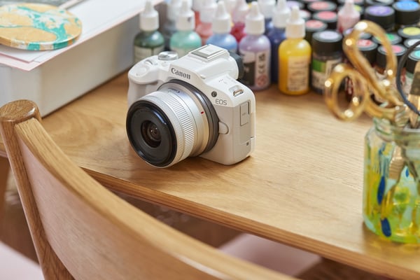 Canon EOS R50, White + RF-S 18-45mm F4.5-6.3 IS STM Kit MILC 24,2 MP CMOS 6000 x 4000 pixlar Vit