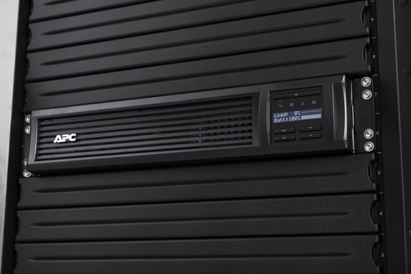 APC SMT1500RMI2UC UPS-enhed Interaktivt indgangsstik 1,5 kVA 1000 W 4 AC stikkontakt(er)