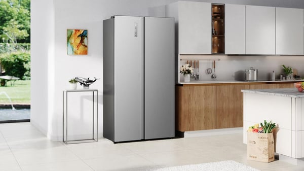 Hisense Rummeligt side by side køle /fryseskab på 544 l med Total No Frost, Multi Air Flow og Super Cool. Stor kapacitet, energieffektiv inverterkompressor og moderne design gør det ideelt til travle husholdninger.