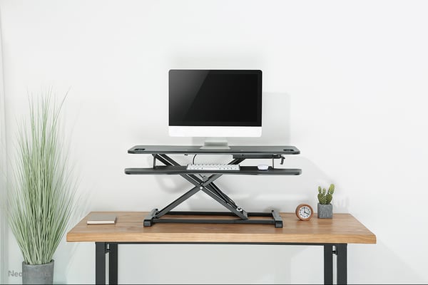 Neomounts NS-WS300BLACK desktop arbejdsplads med siddestativ