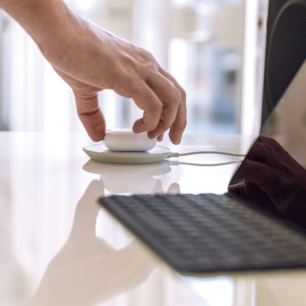 mophie Wireless charging pad with E.U. Plug Adapter Headset, Smartphone Hvid Vekselstrøm Trådløs opladning Indendørs