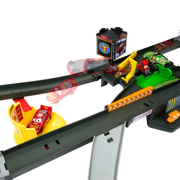 Disney Pixar Cars Disney och Pixar Bilar, Piston Cup Action Speedway-lekset, banset med leksaksbil i skala 1:55