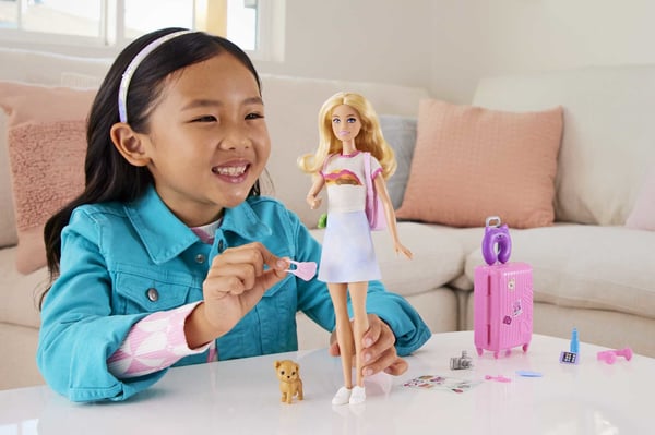 Barbie Dreamhouse Adventures Barbie-dukke og tilbehør, "Malibu" rejsesæt med hundehvalp og over 10 dele inklusive funktionel kuffert