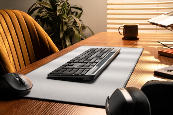 Logitech Signature Slim Solar+ K980 näppäimistö Universaali RF Wireless + Bluetooth QWERTY Italia Grafiitti