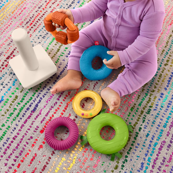 Fisher-Price Sanseligt Rock-A-Stack-stablelegetøj med vippefod og aktiviteter, der stimulerer finmotorikken hos børn