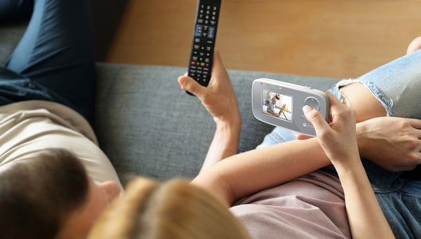 Motorola VM482 Baby videoskærm 300 m FHSS Sølv, Hvid