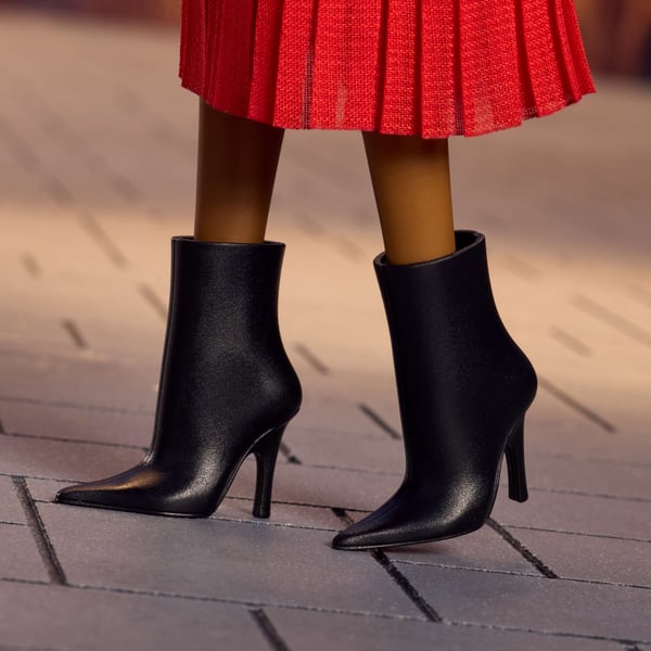 Barbie Signature @BarbieStyle Doll and Fashion