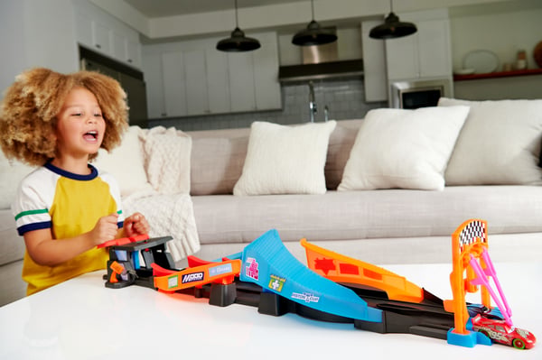 Disney Pixar Cars Disney og Pixar Biler Glow Racers Lysende racerløb på kryds og tværs-legesæt