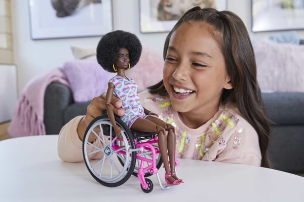 Barbie Fashionistas Barbie-docka med rullstol och ramp, Barbie