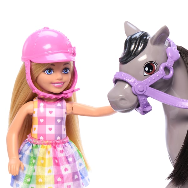 Barbie Chelsea -dukke og hestelegetøjssæt, inkluderer hjelmtilbehør, dukke bøjer i knæene for at 'ride” ponyen