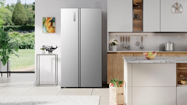 Hisense Rummeligt side by side køle /fryseskab på 544 l med Total No Frost, Multi Air Flow og Super Cool. Stor kapacitet, energieffektiv inverterkompressor og moderne design gør det ideelt til travle husholdninger.