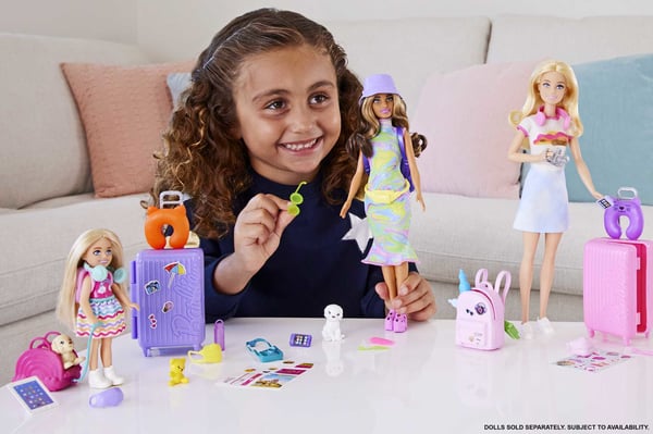 Barbie Dreamhouse Adventures Chelsea-dukke og tilbehør, lille dukke rejsesæt med hundehvalp og 6 dele