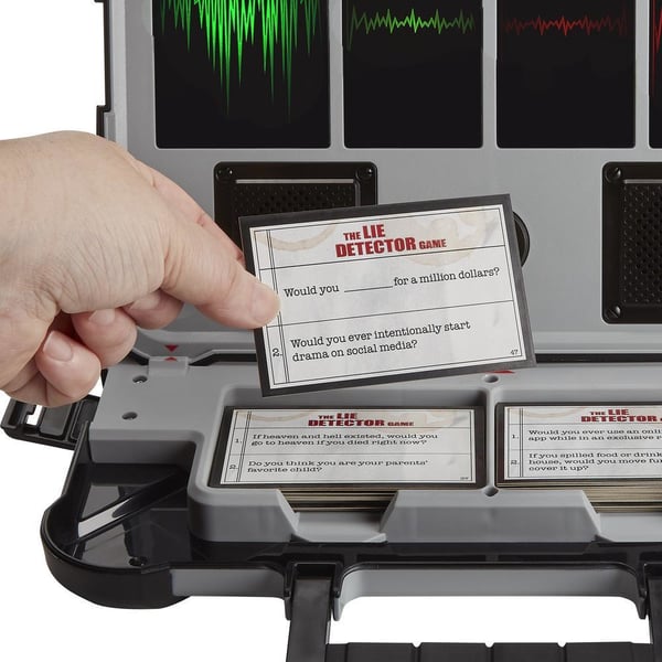 Hasbro The Lie Detector Game Partyspel med kort