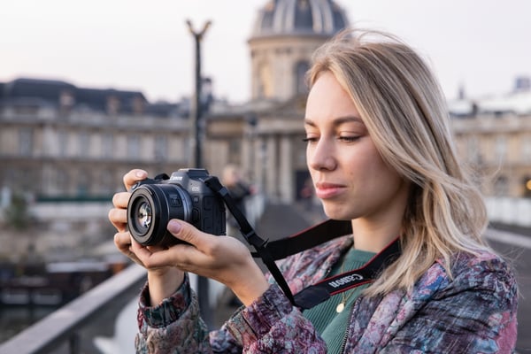 Canon EOS R8 + RF 24-50mm F4.5-6.3 IS STM Kit MILC 24,2 MP CMOS 6000 x 4000 pixel Sort