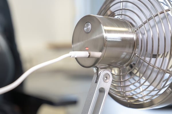 Unold 86705 Akku-Tischventilator STEEL FLEX Krom 14 cm
