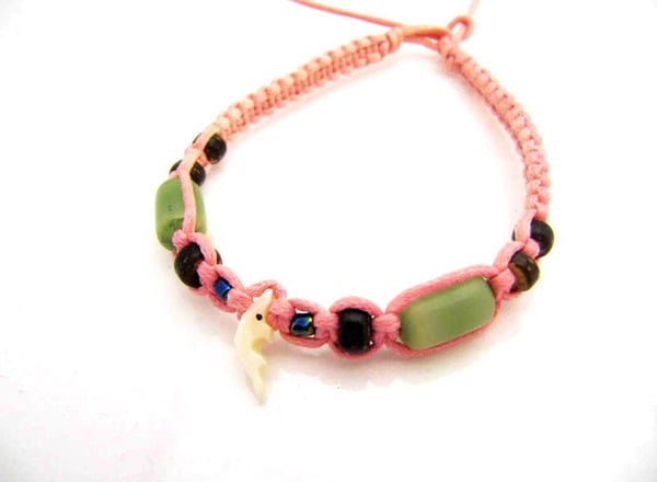 Armband med delfinberlock
