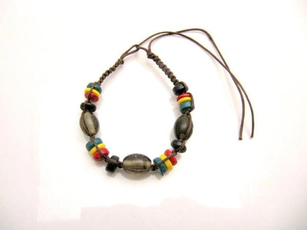 Rastaarmband resin- & träpärlor