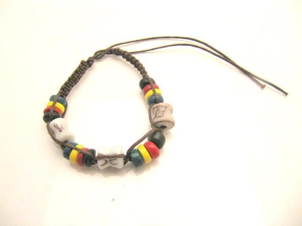 Rastaarmband resin- & träpärlor