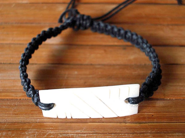 Armband med platta av ben