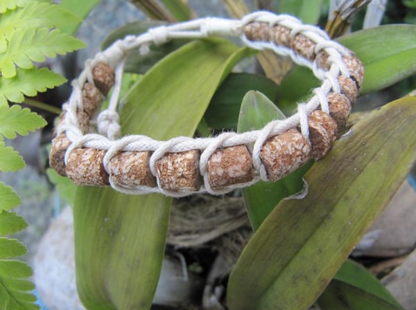 Armband av Mahogny seeds