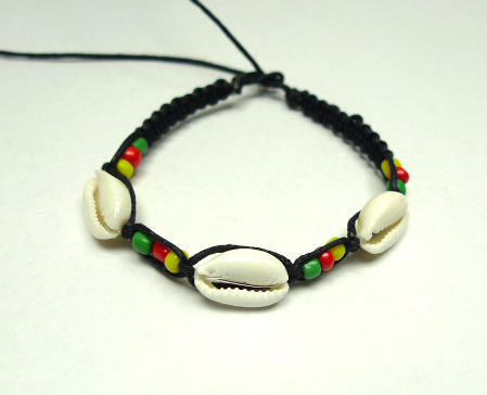 Rastaarmband med sigaysnäckor