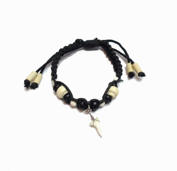 Armband/Fotband med hajtand