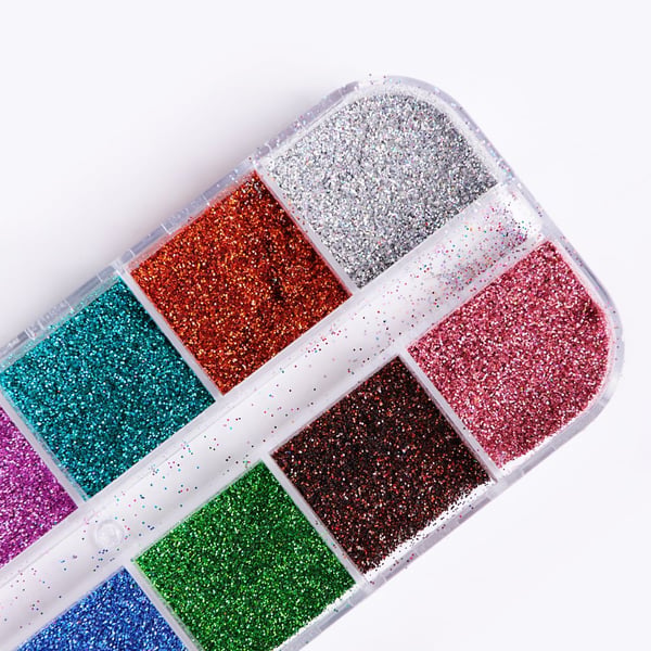 12 hienorakeista glitteriä laatikossa