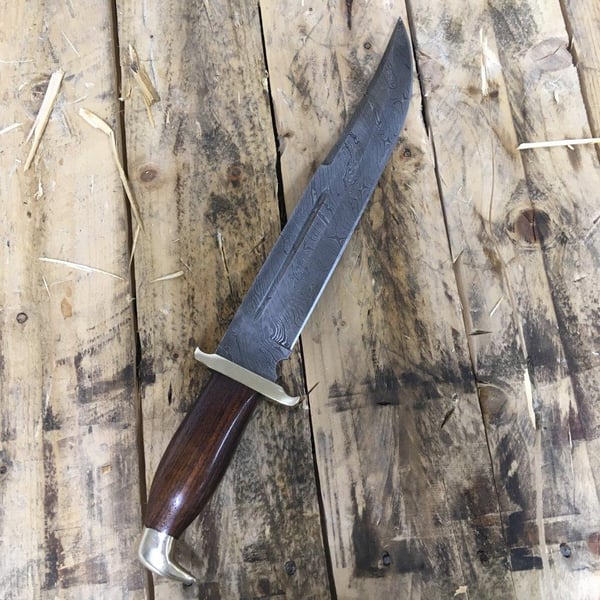 PreMax PX-77 käsintehty suuri damaskiteräinen metsästysveitsi sissoo-puulla – käsin taottu damaskiteräs, 352 kerrosta, HRC 58, sissoo-puukahva ja messinkinen helat