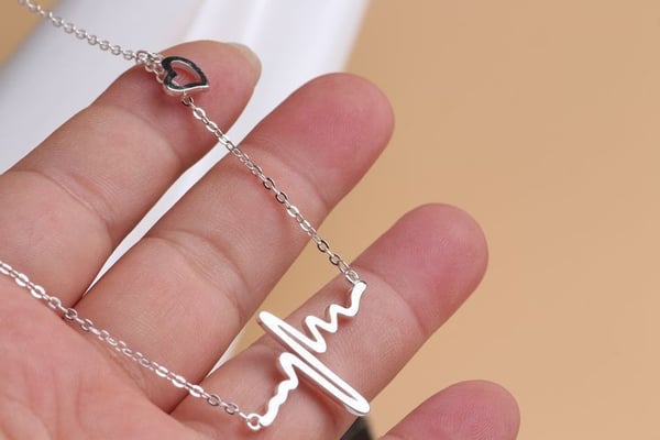 Halsband Hjärtslag Pulse EKG Heatbeat Hjärta Silver