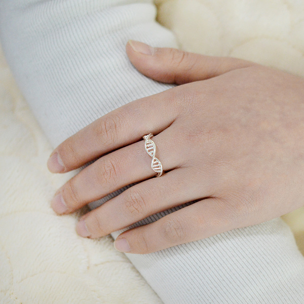 Ring DNA Molekyl Helix Medicin Silverpläterad stl 18