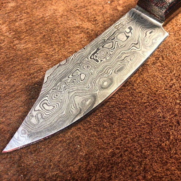 PreMax PX-08 käsintehty damaskiteräinen metsästysveitsi micarta-kahvalla – micarta- ja messinkikahva, pisarakuvioinen damaskiteräs, 352 kerrosta