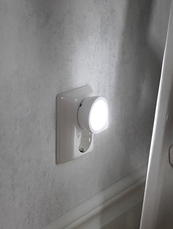 LED-yövalo hämärätunnistimella