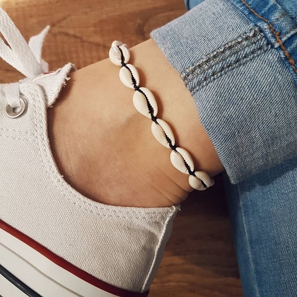 Justerbart Armbånd med hvite skjell - Svart