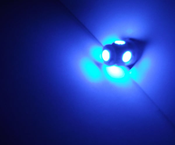 T10 w5w siniset LED-polttimot, joissa 5 kpl 5050SMD-sirua, 12V DC, 4 kpl pakkaus