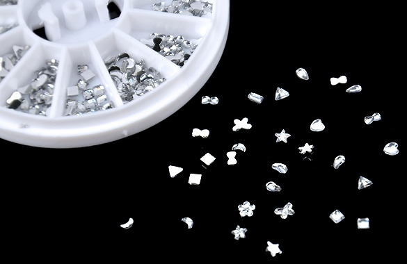 Rhinestone spikerdekorasjoner steiner 12 forskjellige former