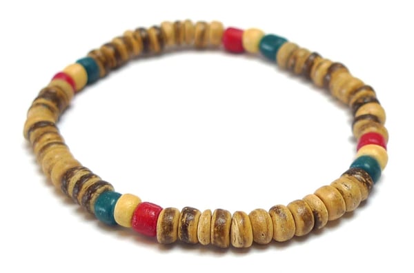 Rastaarmband av cocopärlor