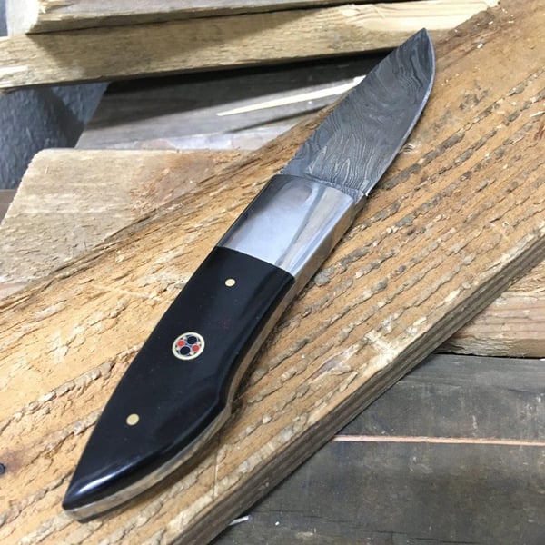 PreMax PX-76 käsintehty damaskiteräinen metsästysveitsi – 352 kerrosta 15N20/1095, HRC 58, 102 mm terä, 115 mm kahva