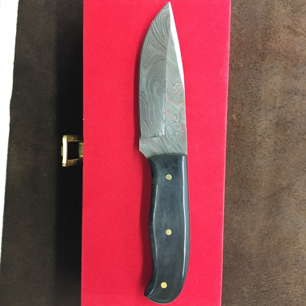 PreMax PX-01 käsintehty damaskiteräksinen metsästysveitsi häränsarvikahvalla – kierretty damaskiteräs, 352 kerrosta, häränsarvi- ja messinkikahva