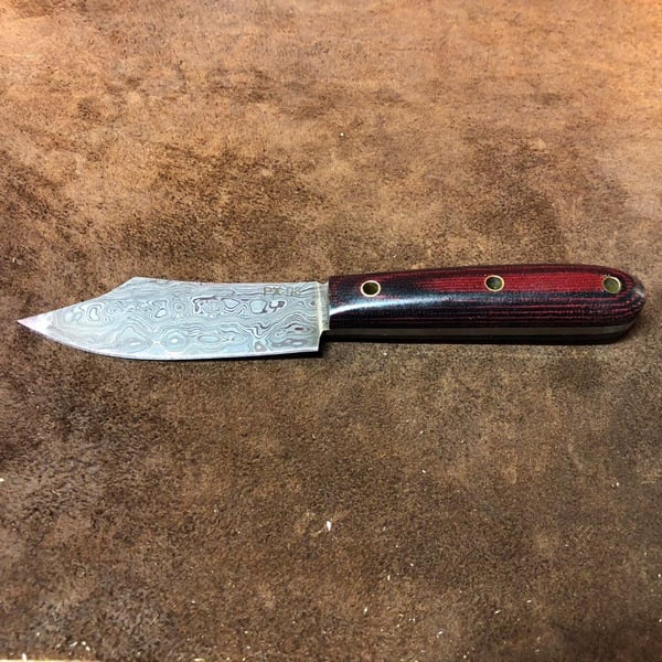PreMax PX-08 käsintehty damaskiteräinen metsästysveitsi micarta-kahvalla – micarta- ja messinkikahva, pisarakuvioinen damaskiteräs, 352 kerrosta