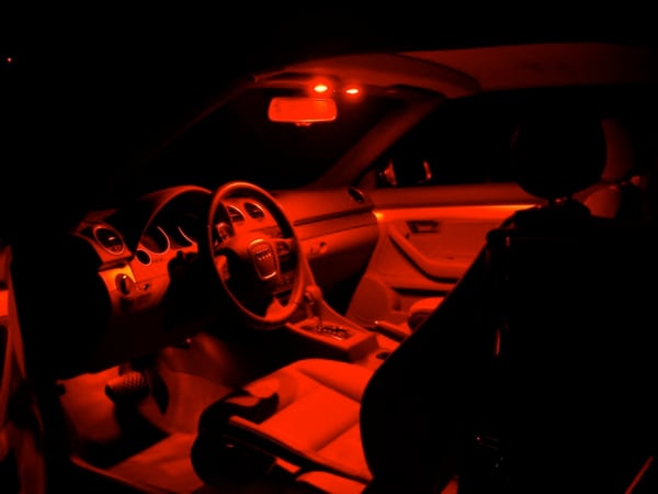 T10 w5w RBG kaukosäätimellä. LED-polttimot, 2 kpl, 12 V DC, pimp-tyylinen.
